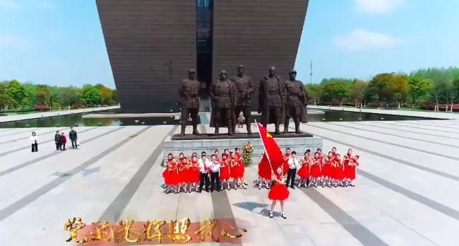 一个假小子，自从追了男明星之后，自己也变成一个假小子了为什么？